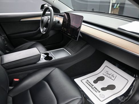 Used 2021 Tesla Model 3 Standard Range Plus image 36