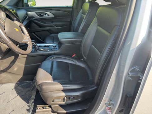Used 2022 Chevrolet Traverse LT w/ LT Premium Package FWD image 9