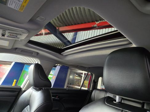 Used 2024 Toyota Highlander XLE image 13