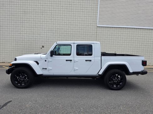 Used 2025 Jeep Gladiator Sport AWD/4WD image 4