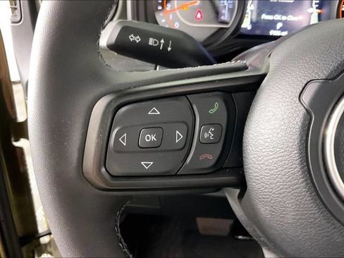 Used 2025 Jeep Gladiator Mojave AWD/4WD image 10