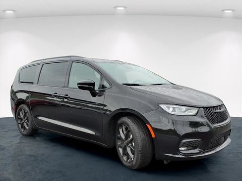 Used 2025 Chrysler Pacifica Limited FWD image 5