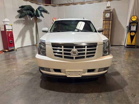 Used 2010 Cadillac Escalade ESV Premium AWD/4WD image 6