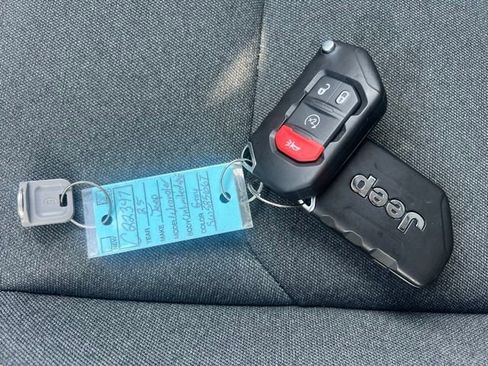 Used 2025 Jeep Wrangler Unlimited Sahara AWD/4WD image 17