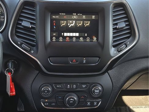 Used 2021 Jeep Cherokee Latitude w/ Mopar Interior Package FWD image 11