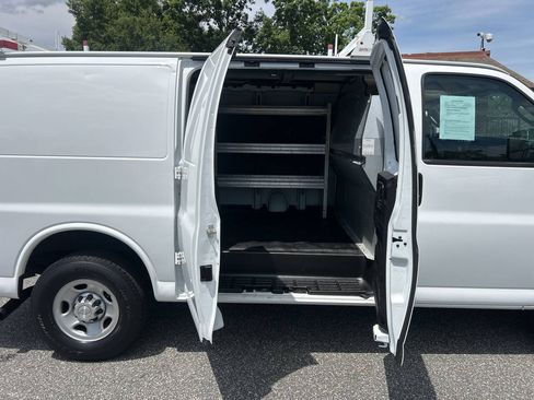 Used 2017 Chevrolet Express 2500 RWD image 20
