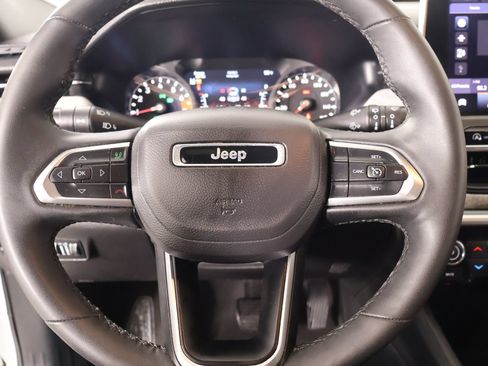 Used 2024 Jeep Compass Latitude w/ Convenience Group AWD/4WD image 3