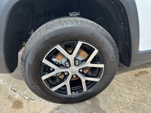 Used 2025 Jeep Grand Cherokee Limited RWD image 9