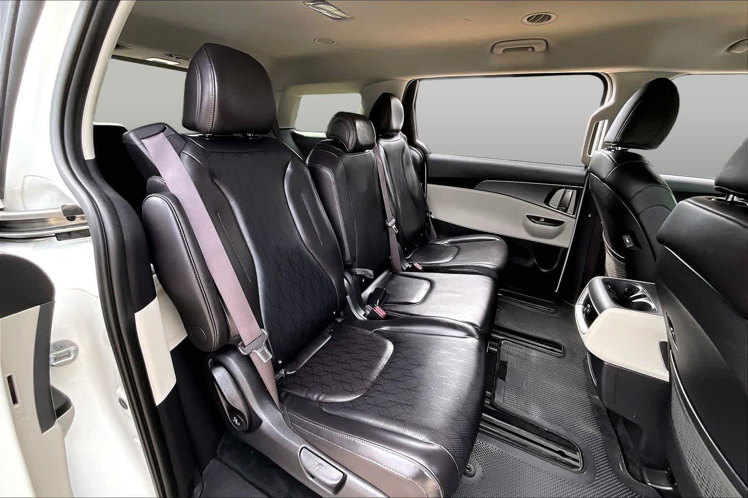 Used 2024 Kia Carnival LX FWD image 19