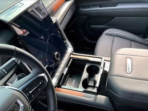 Used 2025 GMC Yukon XL Denali image 17