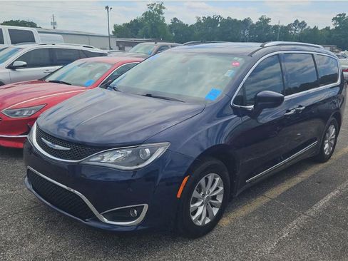 Used 2018 Chrysler Pacifica Touring-L FWD image 1