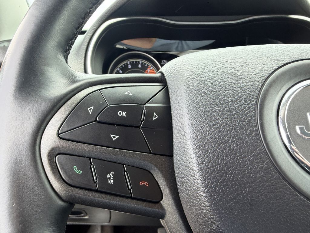 Used 2019 Jeep Cherokee Trailhawk w/ Cold Weather Group AWD/4WD image 31