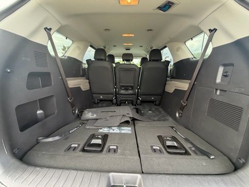 Used 2025 Kia Carnival EX FWD image 6