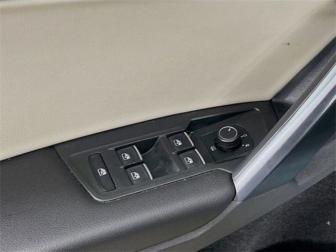 Used 2021 Volkswagen Tiguan SE image 9