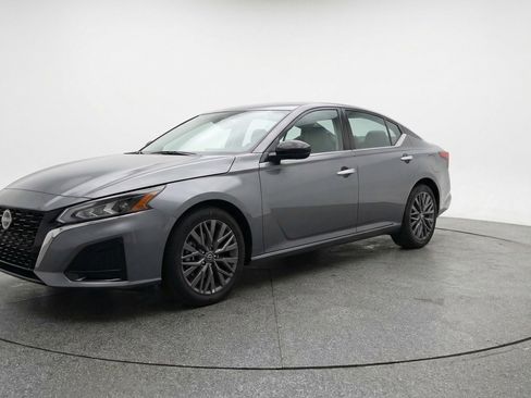 Used 2025 Nissan Altima 2.5 SV FWD image 3