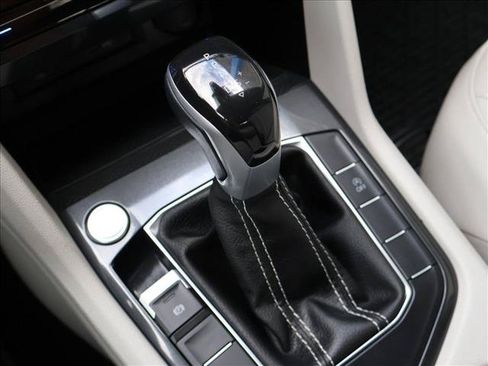 Used 2024 Volkswagen Tiguan SE AWD/4WD image 18