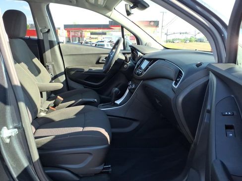 Used 2022 Chevrolet Trax LS w/ Tint and Cruise Package image 10