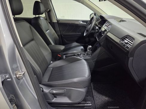 Used 2024 Volkswagen Tiguan SE AWD/4WD image 16