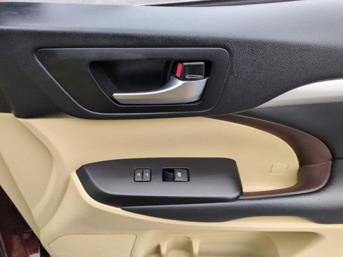 Used 2019 Toyota Highlander XLE FWD image 48