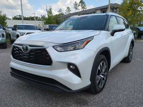 Used 2023 Toyota Highlander XLE FWD image 2
