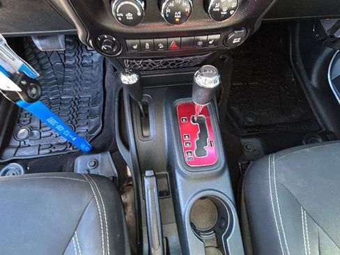 Used 2016 Jeep Wrangler Unlimited Rubicon w/ Connectivity Group AWD/4WD image 8
