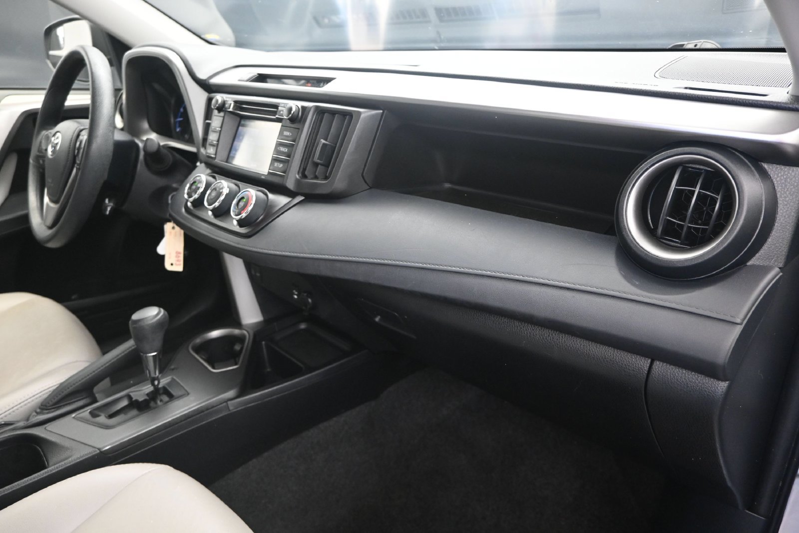 Used 2018 Toyota RAV4 LE FWD image 24