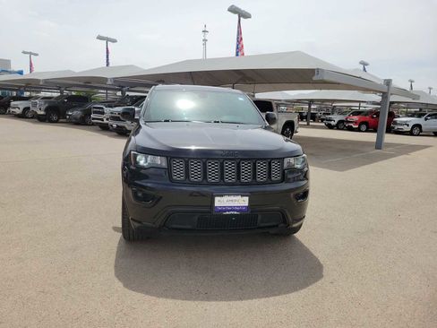 Used 2019 Jeep Grand Cherokee Altitude image 3