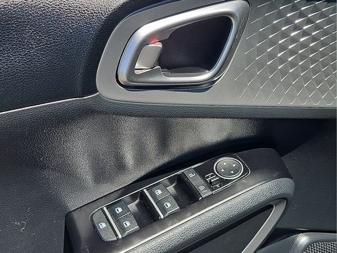 Used 2023 Kia Soul LX w/ LX Technology Package FWD image 12