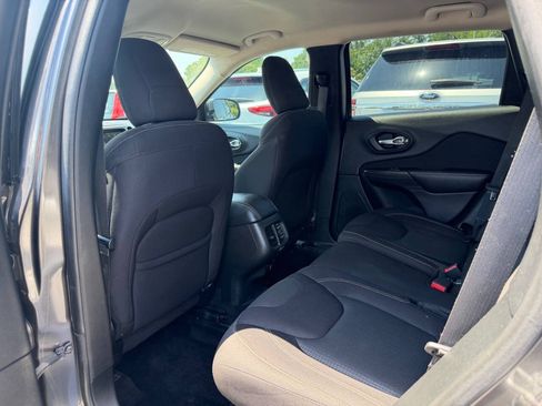 Used 2017 Jeep Cherokee Latitude w/ Cold Weather Group AWD/4WD image 9