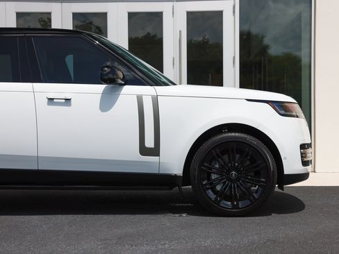 Used 2025 Land Rover Range Rover Long Wheelbase SE AWD/4WD image 18
