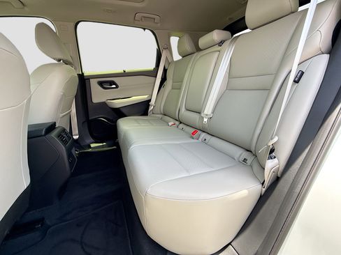 Used 2025 Nissan Rogue SV w/ SV Premium Package FWD image 21