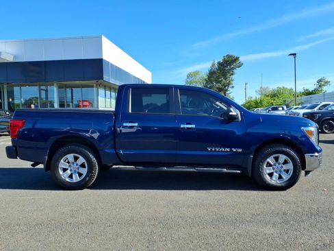 Used 2019 Nissan Titan SV w/ SV Convenience Package AWD/4WD image 2