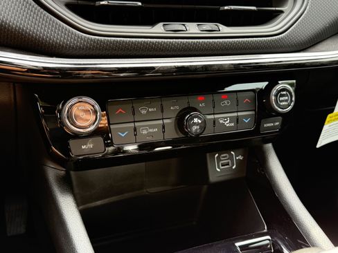 New 2025 Jeep Compass Latitude w/ Sun & Sound Group image 24