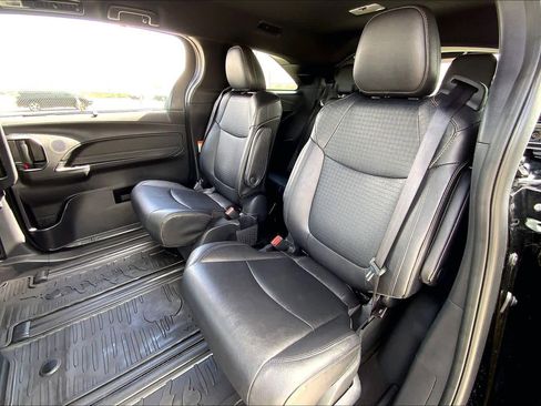 Used 2025 Toyota Sienna XLE Woodland Edition image 20