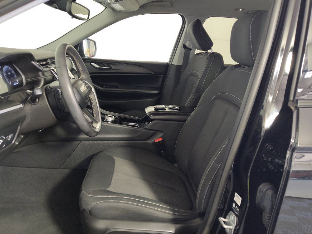Used 2023 Jeep Grand Cherokee Laredo w/ Luxury Tech Group I AWD/4WD image 17