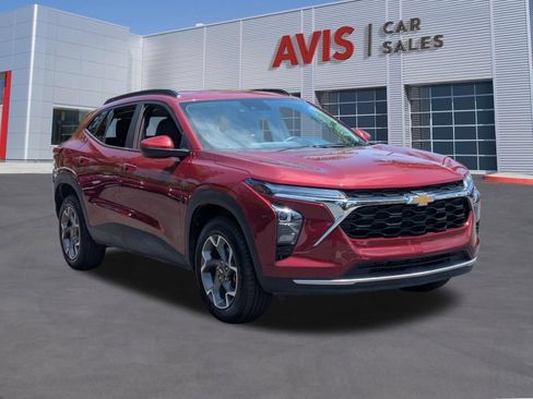 Used 2025 Chevrolet Trax LT w/ LT Convenience Package FWD image 3