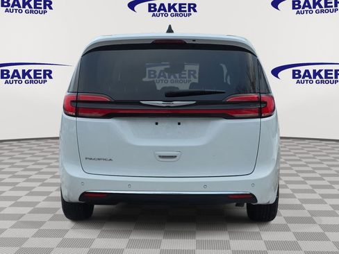 Used 2023 Chrysler Pacifica Touring-L image 4