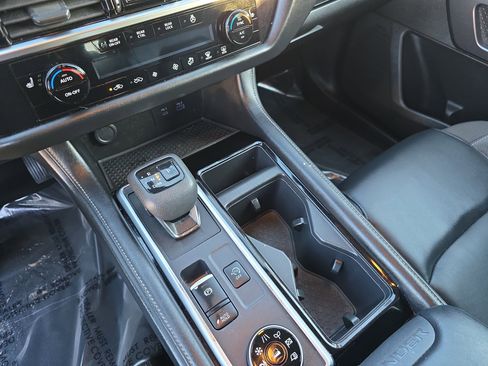 Used 2022 Nissan Pathfinder SL w/ SL Black Package image 27