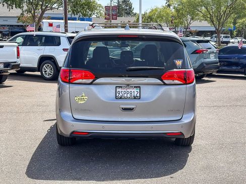 Used 2020 Chrysler Pacifica Limited FWD image 3