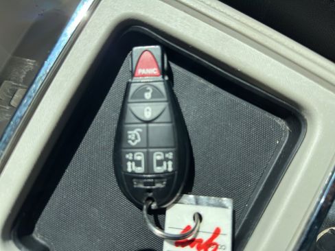 Used 2016 Chrysler Town & Country Touring w/ Driver Convenience Group image 29