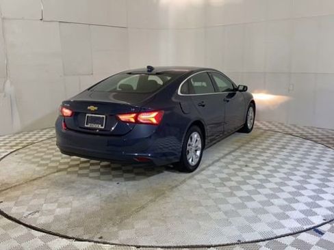 Used 2019 Chevrolet Malibu LT FWD image 2