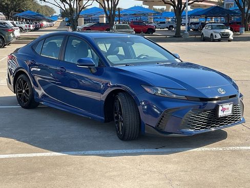 Used 2025 Toyota Camry SE image 4