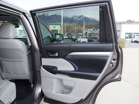 Used 2019 Toyota Highlander XLE image 26