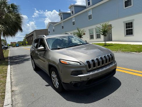 Used 2016 Jeep Cherokee Latitude FWD image 2
