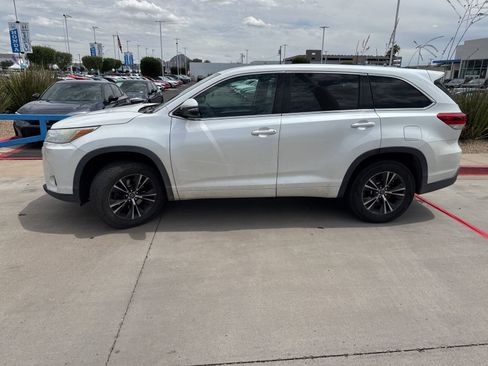Used 2017 Toyota Highlander LE w/ Carpet Mat Package image 3