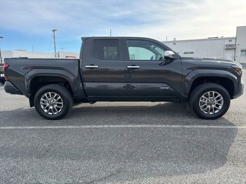 Used 2025 Toyota Tacoma TRD Off-Road image 10