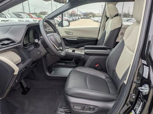 Used 2025 Toyota Sienna Platinum image 24