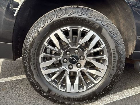 Used 2025 Chevrolet Suburban Z71 image 14