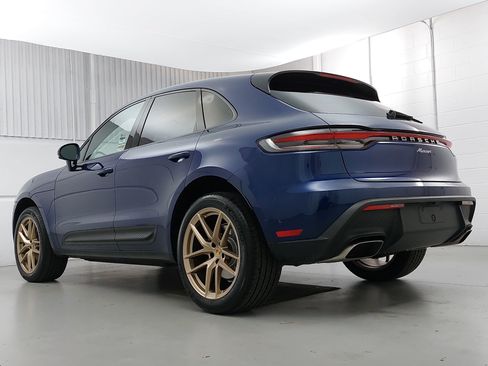 Certified 2026 Porsche Macan AWD/4WD image 3