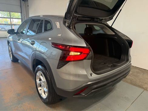 Used 2024 Chevrolet Trax LS w/ LS Convenience Package FWD image 4